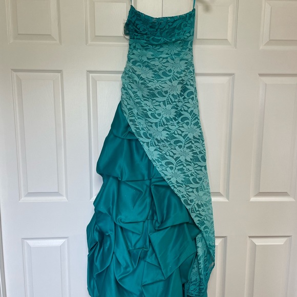 Long homecoming or prom dress. Never woren. Size 1/2 - Picture 2 of 5